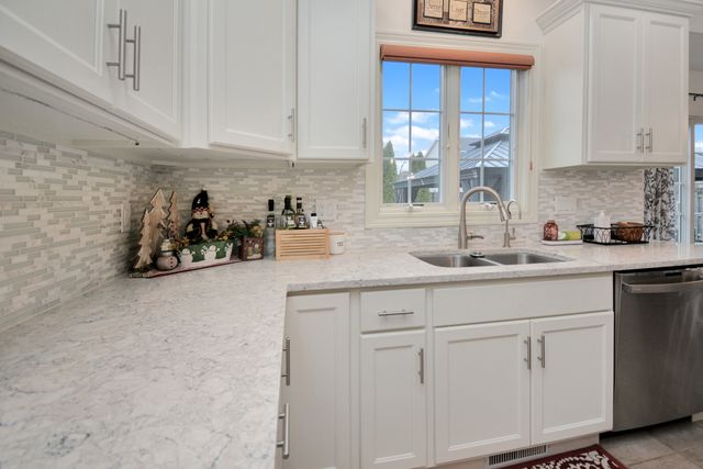 10 Deerfield Court, Bloomington, IL 61705