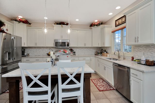 10 Deerfield Court, Bloomington, IL 61705