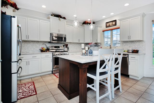 10 Deerfield Court, Bloomington, IL 61705