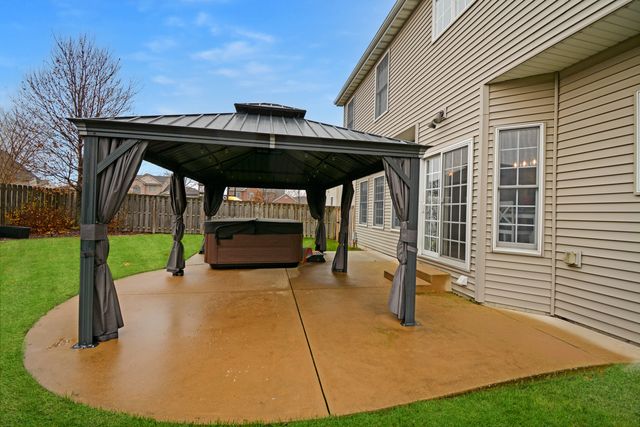 10 Deerfield Court, Bloomington, IL 61705