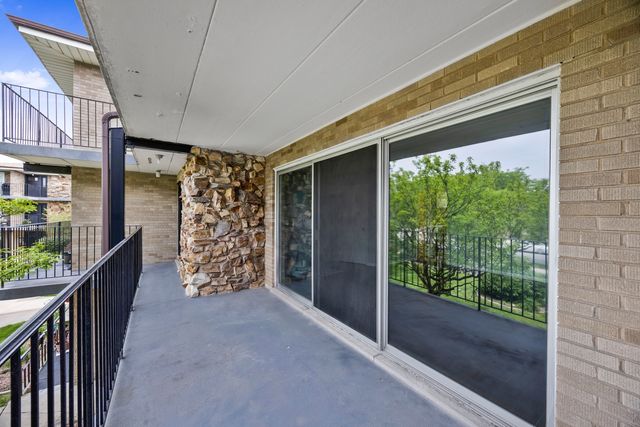 3175 W 115 Street 2W, Merrionette Park, IL 60803