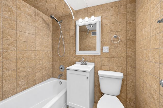 3175 W 115 Street 2W, Merrionette Park, IL 60803