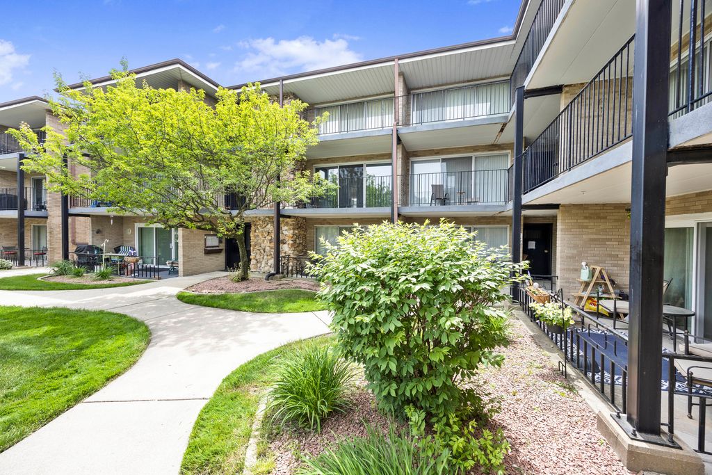 3175 W 115 Street 2W, Merrionette Park, IL 60803