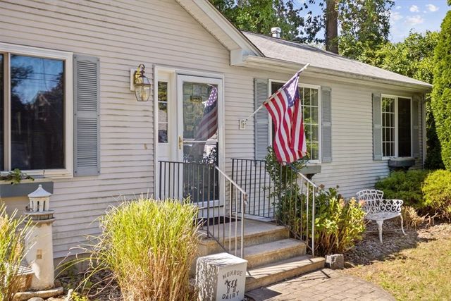 35 Kenwood Street, Warwick, RI 02889