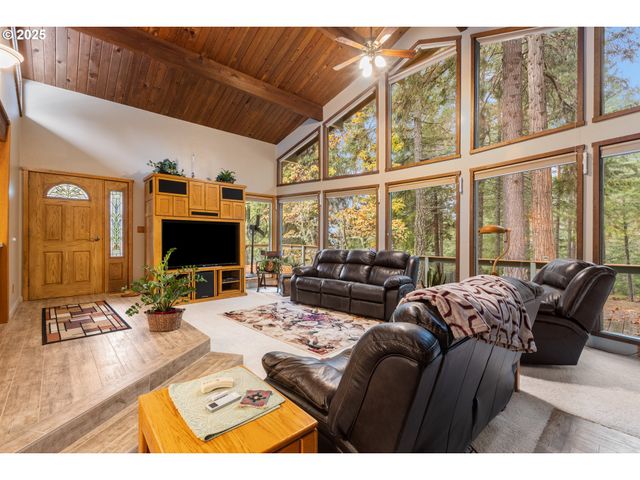 894 COLWELL HILL Ln, Roseburg, OR 97471