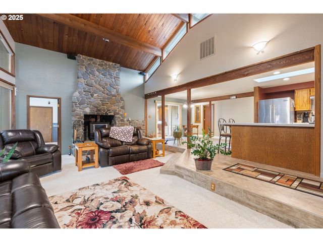 894 COLWELL HILL Ln, Roseburg, OR 97471