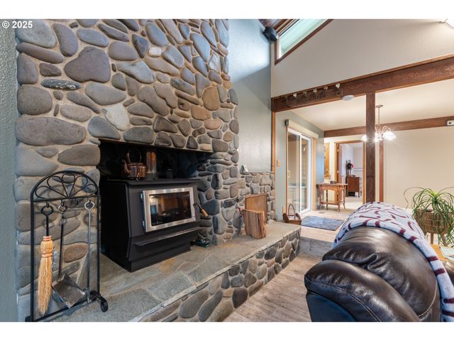 894 COLWELL HILL Ln, Roseburg, OR 97471