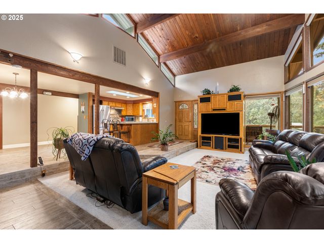 894 COLWELL HILL Ln, Roseburg, OR 97471