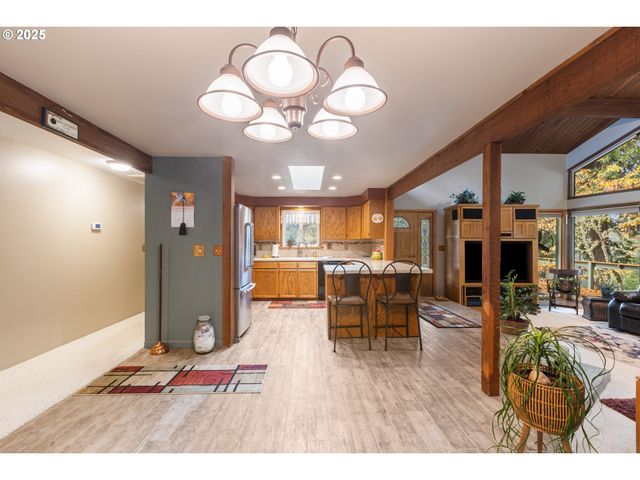 894 COLWELL HILL Ln, Roseburg, OR 97471