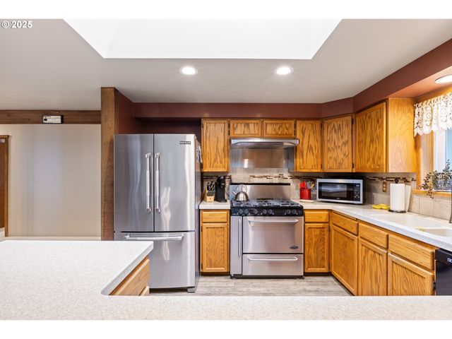 894 COLWELL HILL Ln, Roseburg, OR 97471