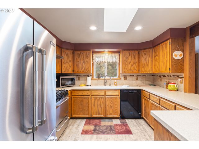 894 COLWELL HILL Ln, Roseburg, OR 97471