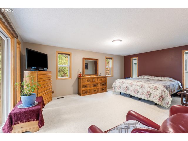 894 COLWELL HILL Ln, Roseburg, OR 97471