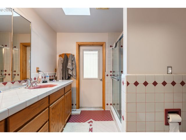 894 COLWELL HILL Ln, Roseburg, OR 97471