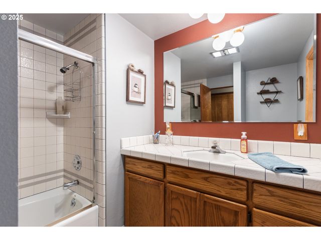 894 COLWELL HILL Ln, Roseburg, OR 97471