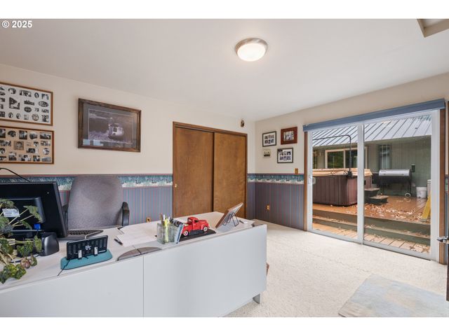 894 COLWELL HILL Ln, Roseburg, OR 97471