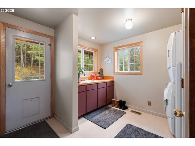 894 COLWELL HILL Ln, Roseburg, OR 97471