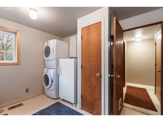 894 COLWELL HILL Ln, Roseburg, OR 97471