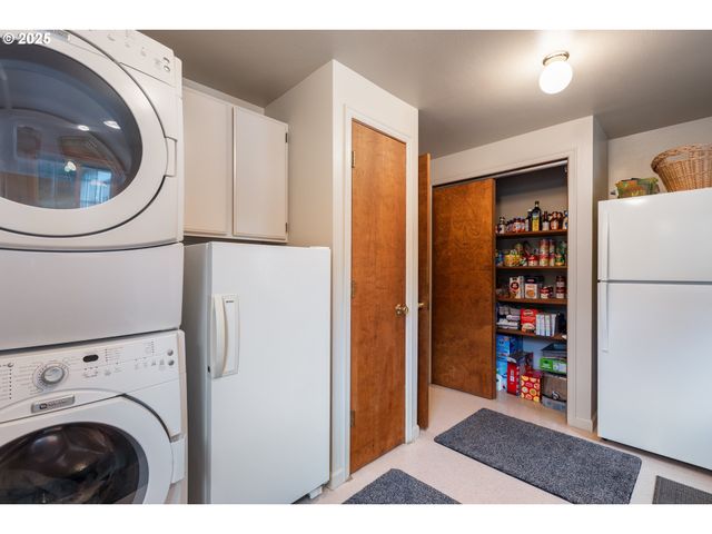 894 COLWELL HILL Ln, Roseburg, OR 97471