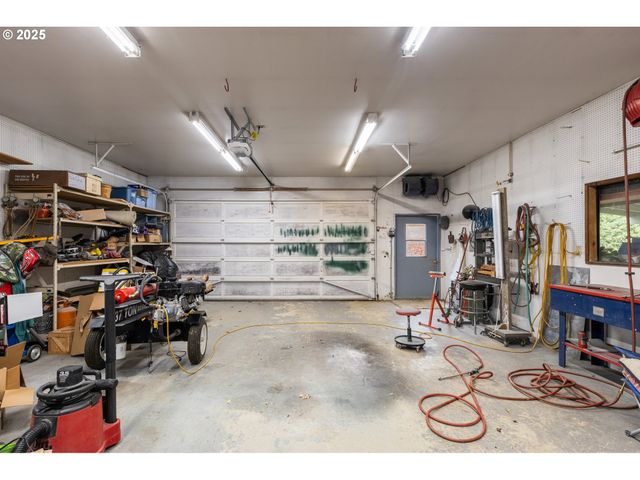 894 COLWELL HILL Ln, Roseburg, OR 97471