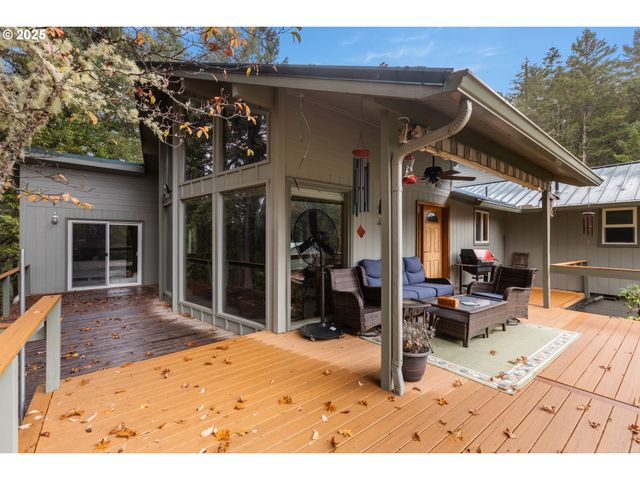 894 COLWELL HILL Ln, Roseburg, OR 97471