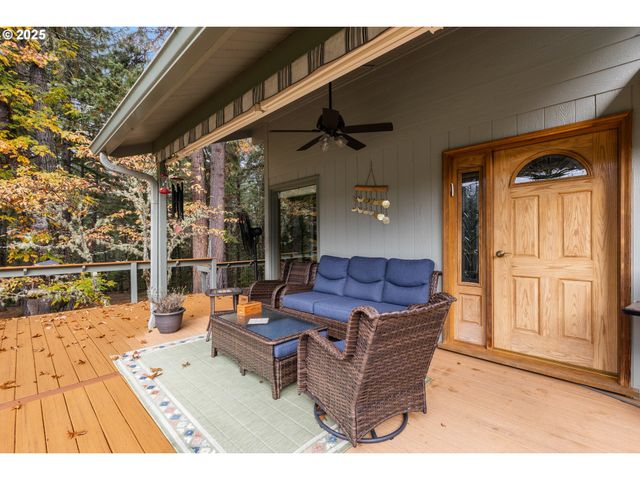 894 COLWELL HILL Ln, Roseburg, OR 97471