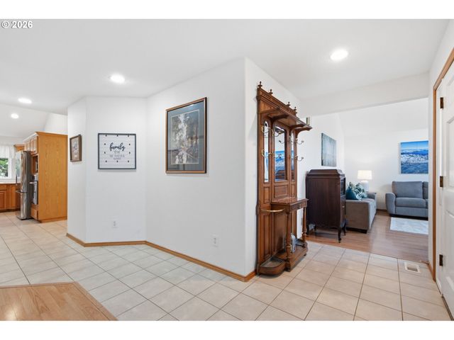19198 CAPTAINS Ct, Oregon City, OR 97045