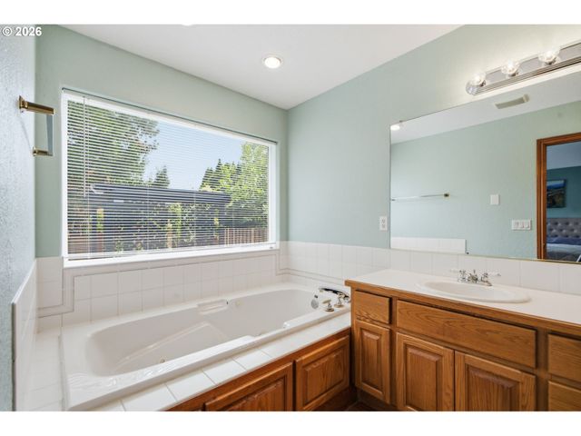 19198 CAPTAINS Ct, Oregon City, OR 97045