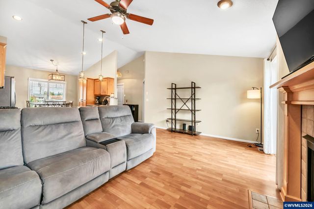 41 Sandalwood Lp, Creswell, OR 97426