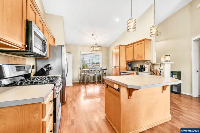 41 Sandalwood Lp, Creswell, OR 97426