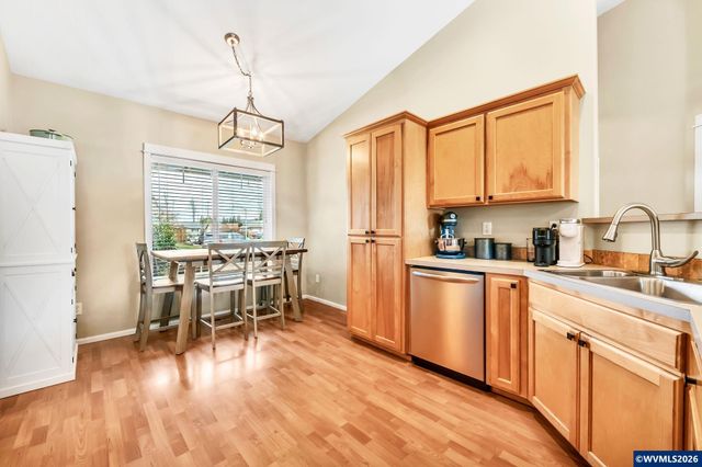 41 Sandalwood Lp, Creswell, OR 97426