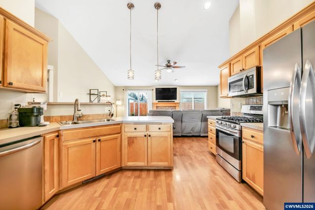 41 Sandalwood Lp, Creswell, OR 97426