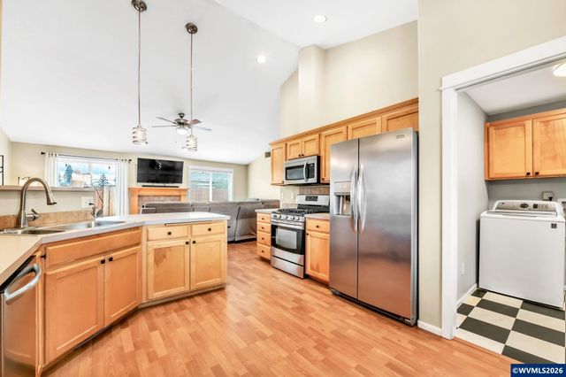 41 Sandalwood Lp, Creswell, OR 97426