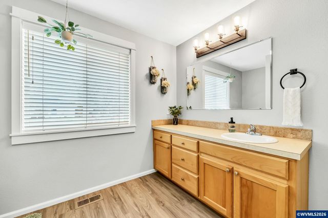 41 Sandalwood Lp, Creswell, OR 97426