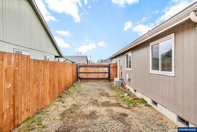 41 Sandalwood Lp, Creswell, OR 97426