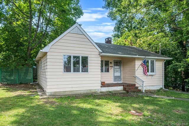 8 Triton Road, Rocky Point, NY 11778