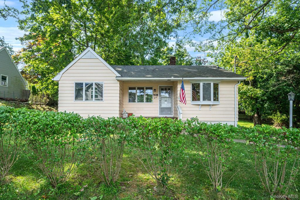 8 Triton Road, Rocky Point, NY 11778