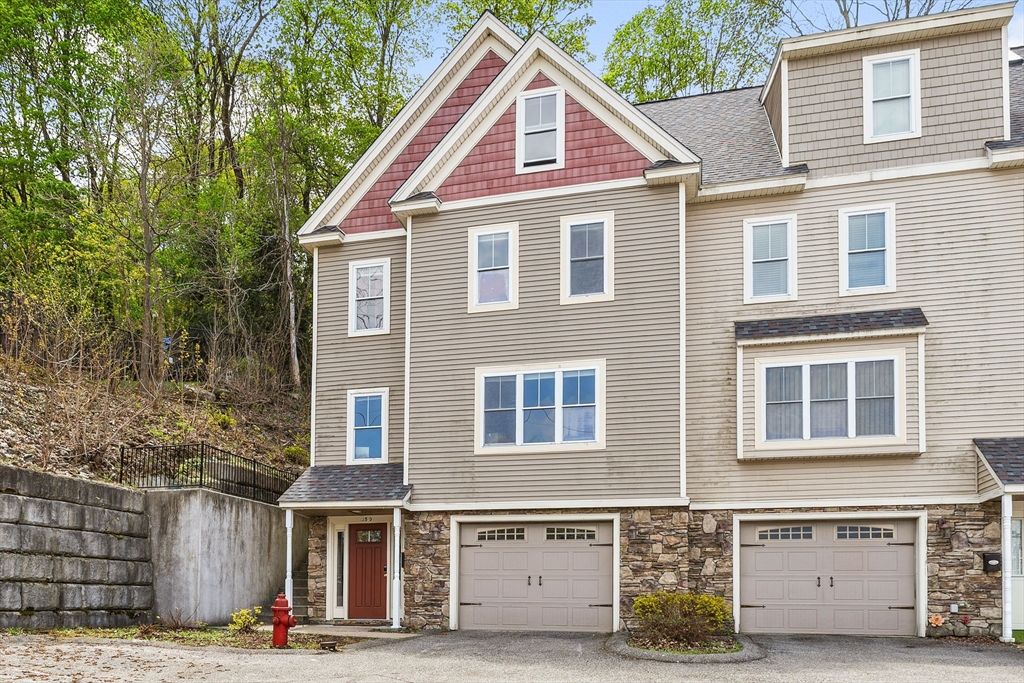 35 School St D, Hudson, MA 01749