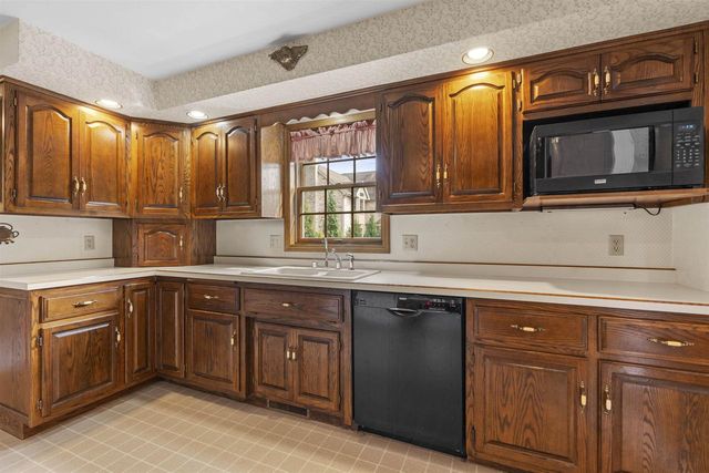 609 SCARLET OAK COURT, Appleton, WI 54915