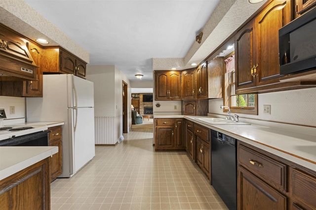 609 SCARLET OAK COURT, Appleton, WI 54915