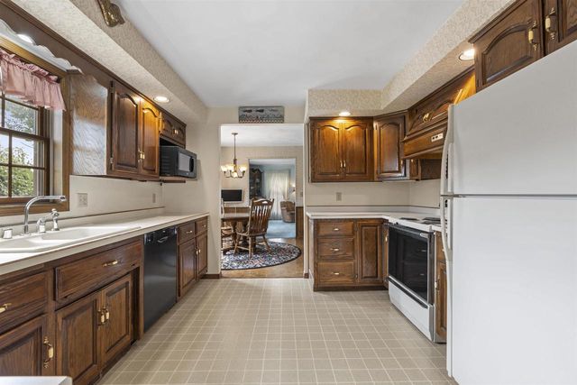 609 SCARLET OAK COURT, Appleton, WI 54915