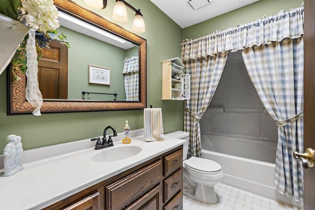 609 SCARLET OAK COURT, Appleton, WI 54915