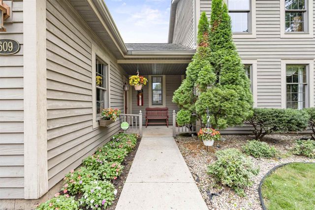 609 SCARLET OAK COURT, Appleton, WI 54915