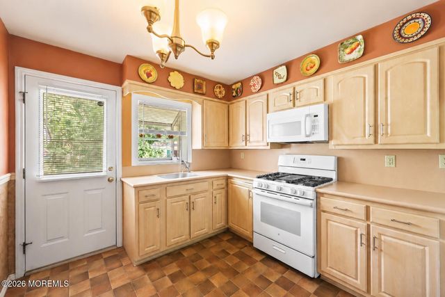 29 Highview Circle, Middletown, NJ 07748