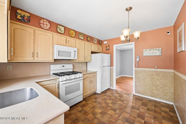 29 Highview Circle, Middletown, NJ 07748
