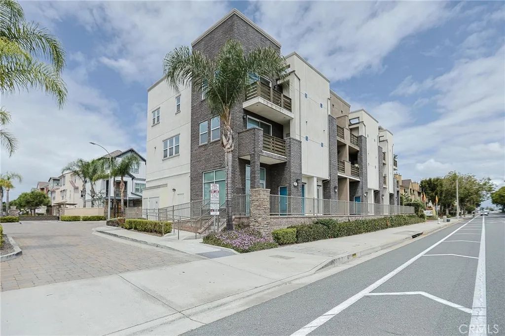 1300 N HARBOR Boulevard, Santa Ana, CA 92703