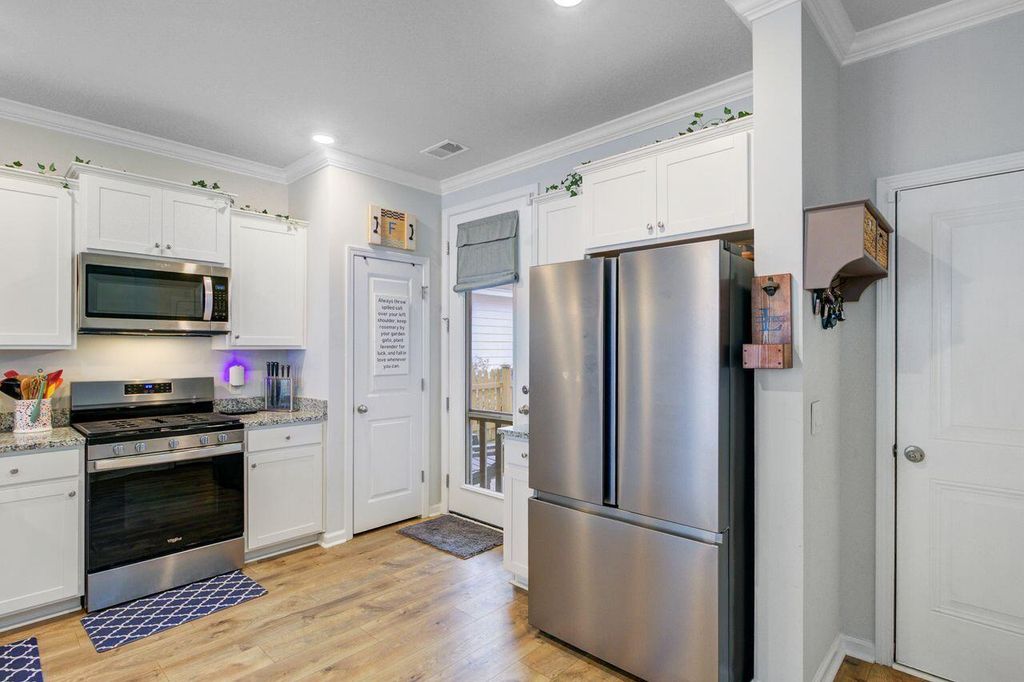 Image 12 of property listing at 405 Oak View Way, Summerville, SC 29483