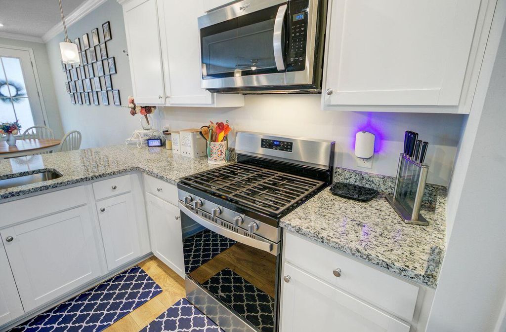 Image 15 of property listing at 405 Oak View Way, Summerville, SC 29483