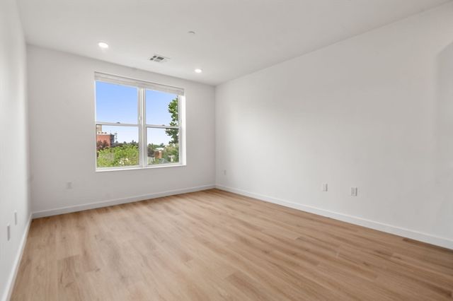 40 Centre St 506, Brookline, MA 02446