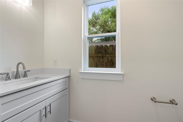 5702 Palo Blanco LN B, Austin, TX 78744