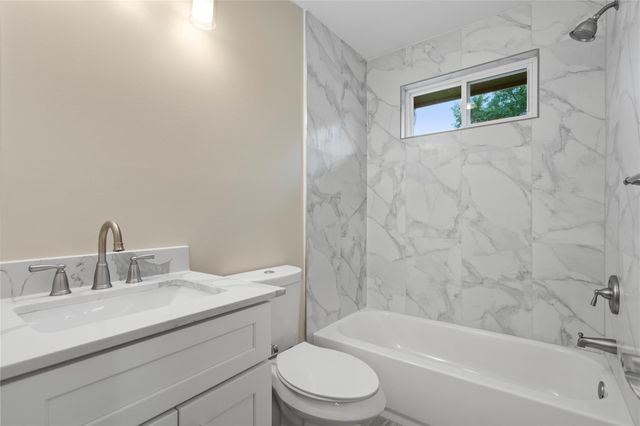 5702 Palo Blanco LN B, Austin, TX 78744